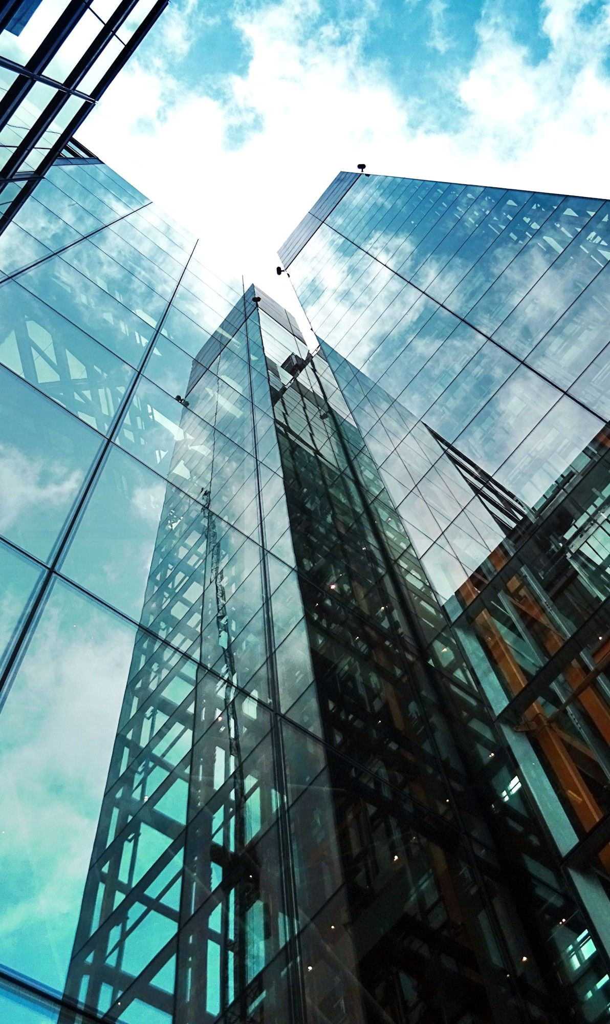 Shattered Reflections: Minimalist Glass Building Wallpapers